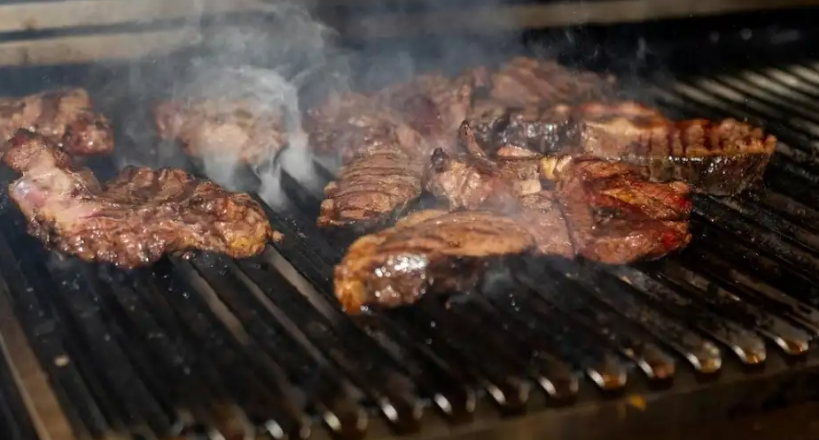 Demandó a su vecino por el humo del asado y exigió demoler la parrilla: el fallo judicial