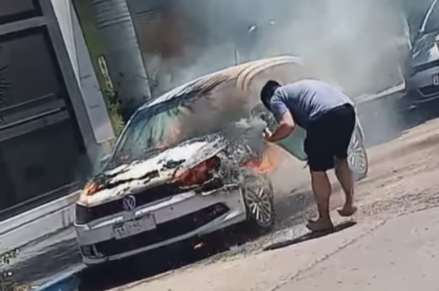 ARDE GOYA: SE INCENDIÓ UN VEHÍCULO ESTACIONADO