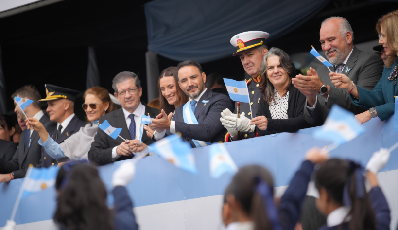 MULTITUDINARIO DESFILE EN CORRIENTES: UNA POSTAL DE CELESTE Y BLANCO CONMEMORANDO EL 25 DE MAYO