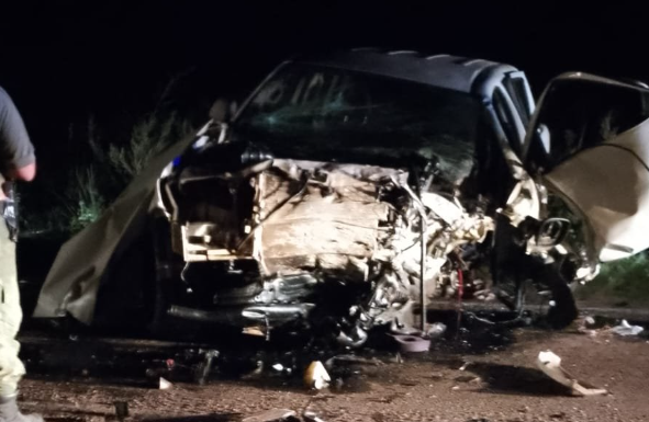 Tremendo choque frontal: un muerto por un terrible impacto entre dos camionetas