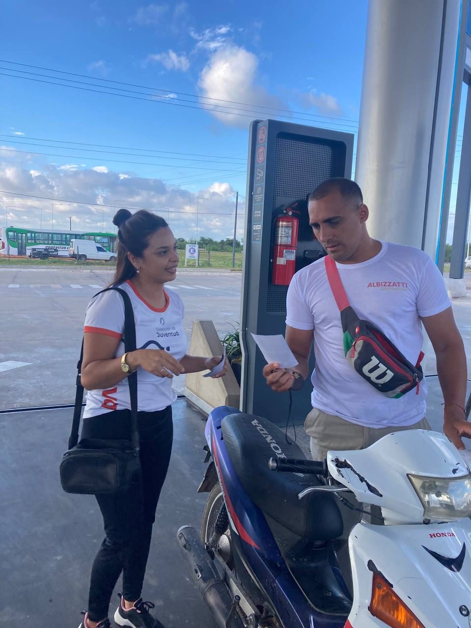 PREVENCIÓN EN CADA ESTACIÓN DE SERVICIO: LA LABOR DE GASTÓN ESPINOSA Y EL EQUIPO DE JUVENTUD POR EL USO DEL CASCO