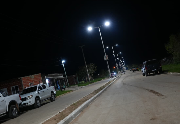 EL GOBERNADOR INAUGURÓ EN ITUZAINGÓ 1.700 METROS DE PAVIMENTO E ILUMINACIÓN EN LA AVENIDA FERRÉ