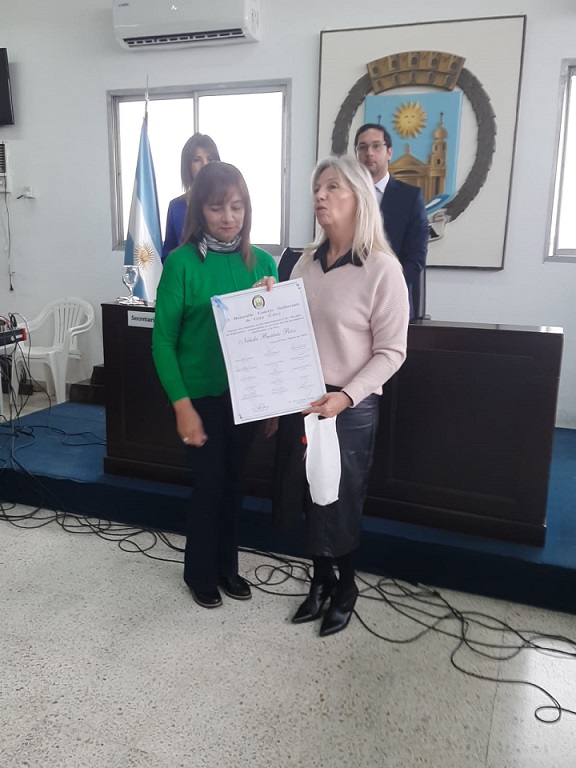 PROSECRETARIA DEL HCD RECIBIÓ RECONOCIMIENTO DEL CUERPO POR SUS 40 AÑOS DE SERVICIO