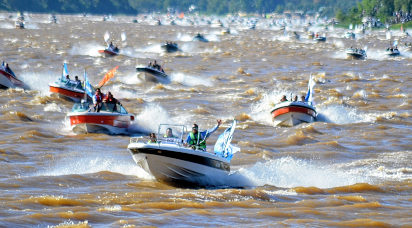 ÉPICA LARGADA DE EMBARCACIONES EN EL MUNDIAL DE PESCA: 1400 EQUIPOS SURCARON EL RÍO PARANÁ