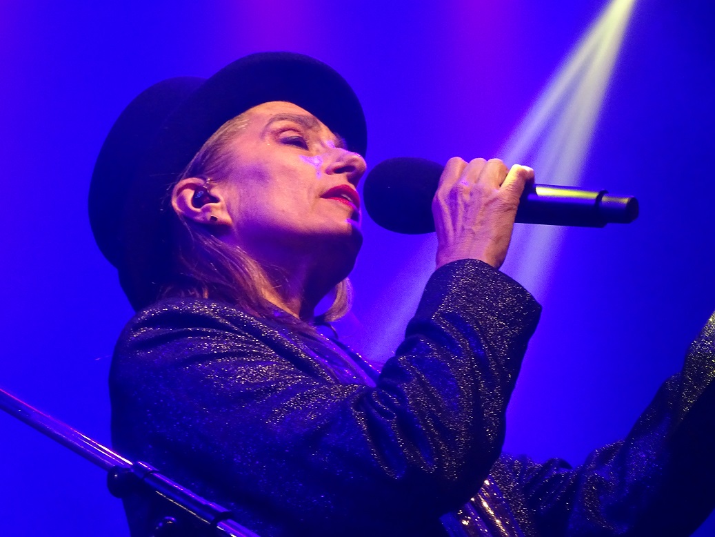 HILDA LIZARAZU Y LITO VITALE HOMENAJEARON A CHARLY EN EL CIERRE FERIAL