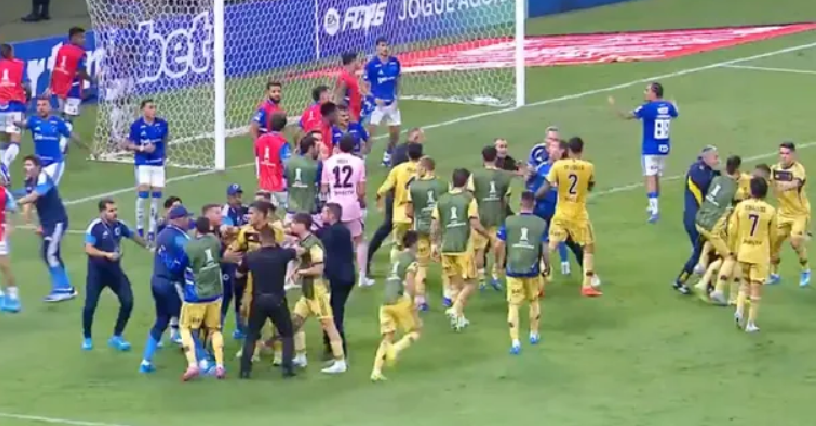 BOCA JUGÓ UN TIEMPO CON 10 Y CAYÓ ANTE CRUZEIRO EN BELO HORIZONTE EN UN ESCANDALOSO FINAL