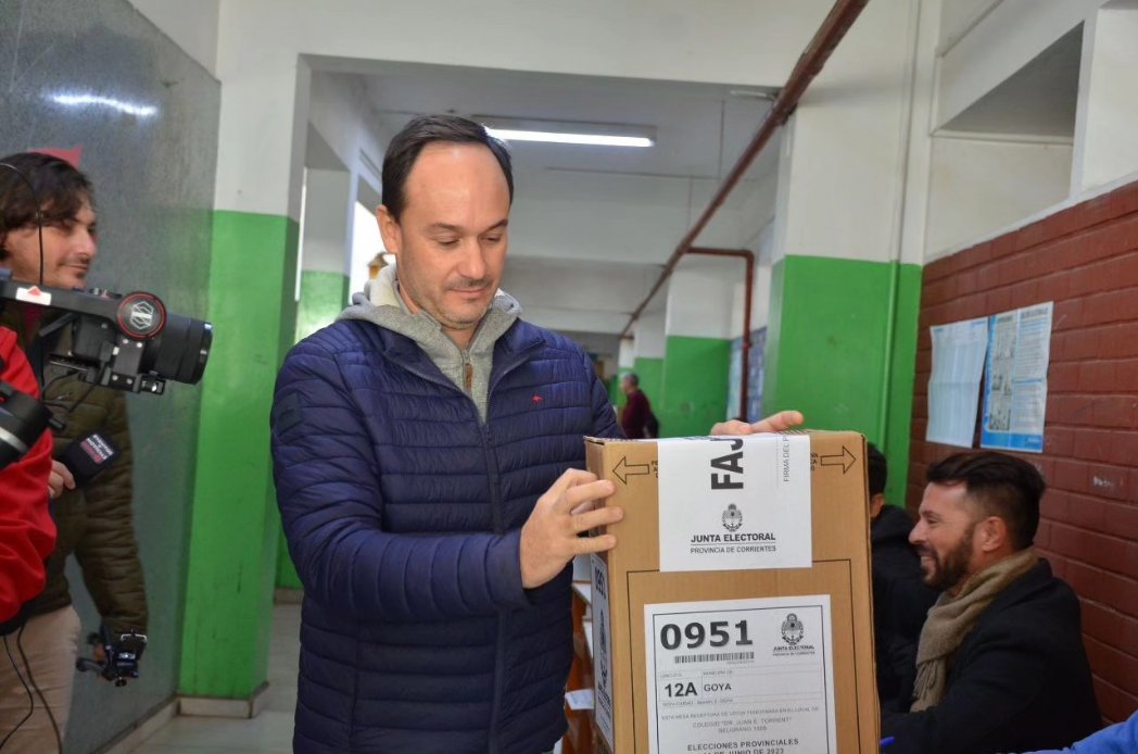 Intendente MARIANO HORMAECHEA VOTÓ EN LA ESCUELA DR. JUAN E. TORRENT