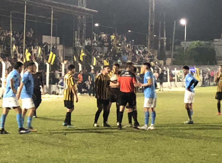 El clásico fue empate con poco fútbol y muchas tarjetas