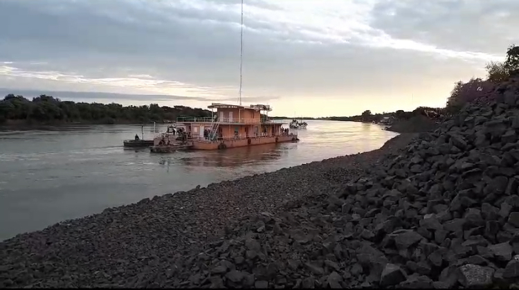 Movieron el flotante de la Costanera al muelle de Prefectura