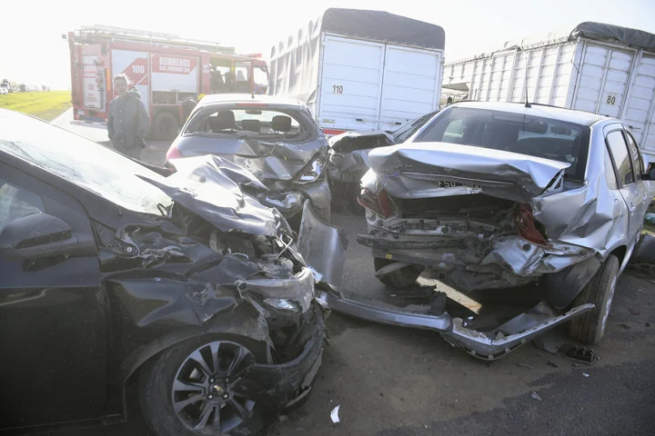 Dos impactantes choques en cadena en Córdoba y Santa Fe: dos muertos y casi 50 autos involucrados