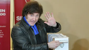 Votó Javier Milei: una multitud lo acompañó y le cantó el cumpleaños