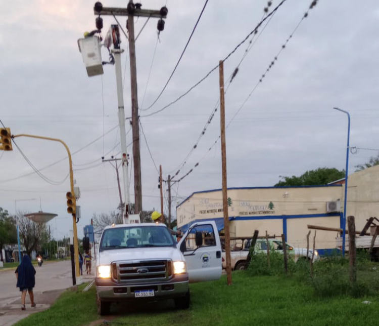 El municipio de Santa Lucía junto a DPEC trabaja para restablecer el servicio eléctrico