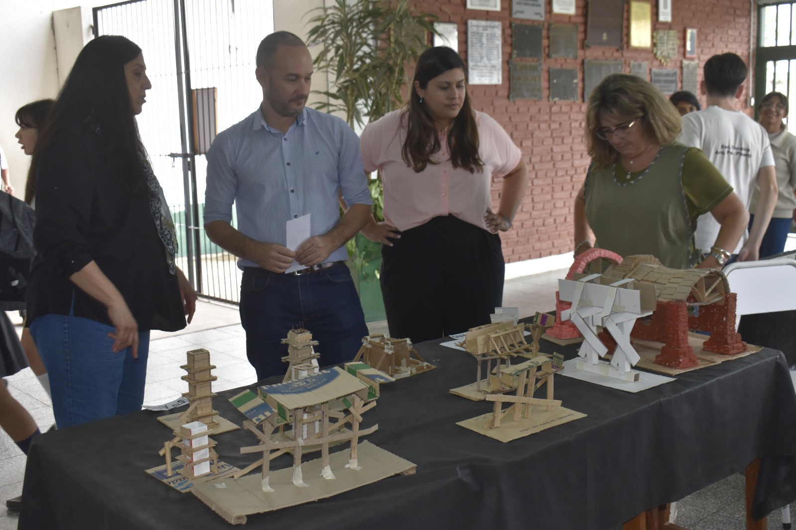 EL INTENDENTE MUNICIPAL VISITÓ LA EXPO MUESTRA DE LA ESCUELA PINAROLI