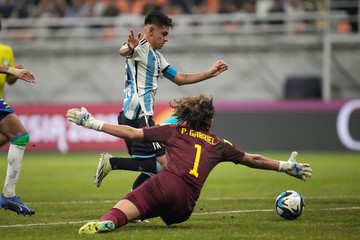 Argentina goleó a Brasil con un hat-trick del Diablito Echeverri y está en semifinales del Mundial Sub 17!