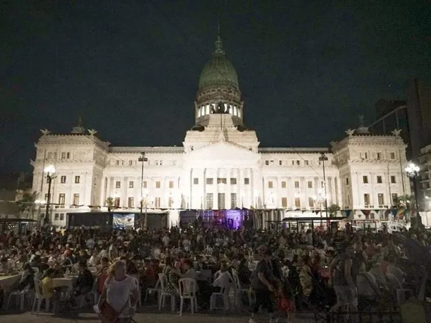 "NINGUNA FAMILIA SIN NAVIDAD": Más de 4.000 personas participaron de una cena solidaria de Navidad frente al Congreso