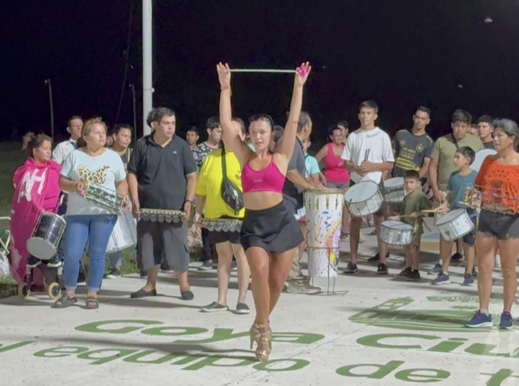 Florencia Demarchi:   ENTRE LA PASIÓN, EL DESAFÍO Y LA RESPONSABILIDAD, LA BASTONERA QUE DESLUMBRA EN EL CARNAVAL GOYANO