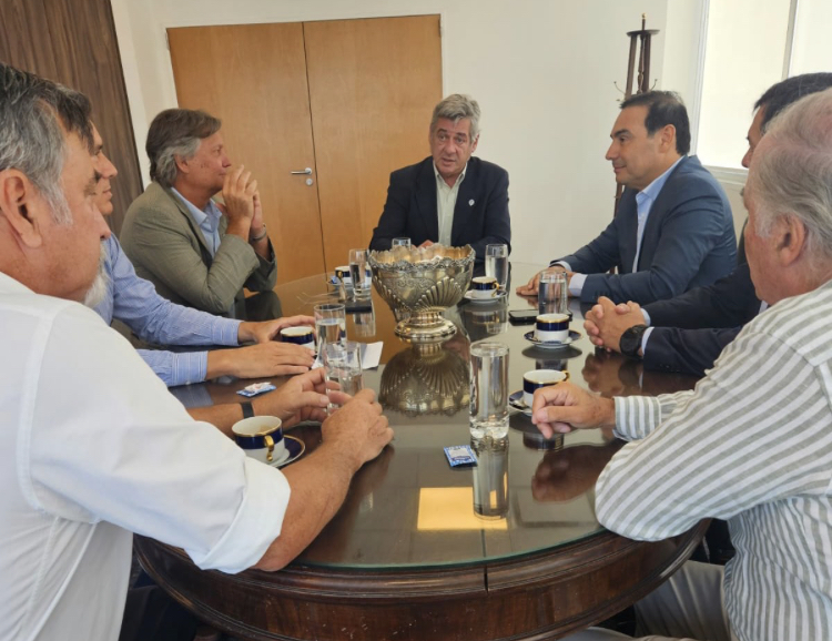 En Buenos Aires, el gobernador Valdés coincidió con la Rural sobre el apoyo estatal al sector 