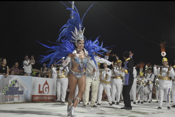 LUCIANA ZAPATA, EMBAJADORA DE BATERÍA DE ITÁ VERÁ DESLUMBRA EN LA ALFOMBRA BLANCA DE LOS CARNAVALES GOYANOS 2024