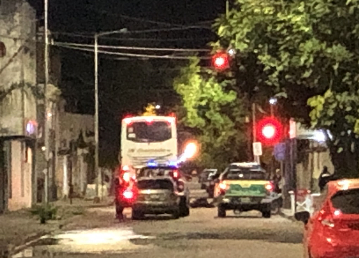 Un motociclista chocó a un colectivo y fue hospitalizado