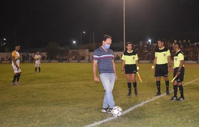 INTENDENTE HORMAECHEA DIO EL “PUNTAPIE INICIAL” EN LA SEGUNDA FINAL DEL TORNEO NOCTURNO DE FÚTBOL