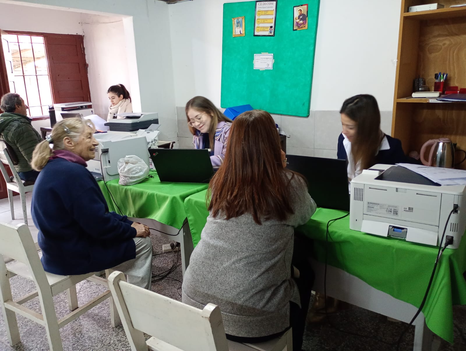 INVICO EN LA ZONA SUR: ATENCIÓN PERSONALIZADA EN LA BIBLIOTECA BARRIOS DEL SUR