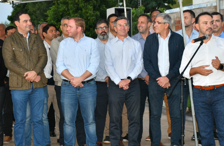 En Ituzaingó, Valdés inauguró vial de infraestructura para "que los vecinos vean sus recursos devueltos en obras públicas"