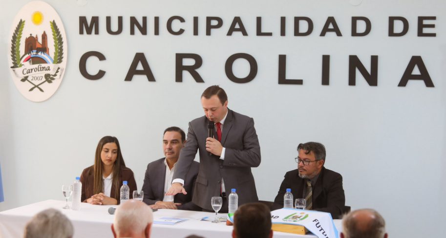 En Carolina, Valdés participó del acto de la presentación y jura de la carta orgánica municipal.