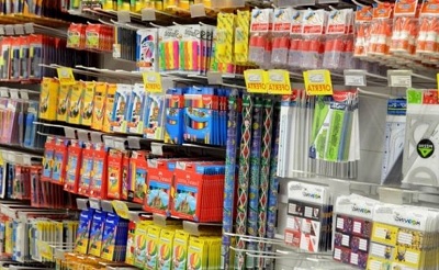 Kit escolares 2022: cuánto saldrán los útiles en la vuelta al colegio Se realizó un relevamiento comparado con 2021 y el aumento en promedio será del 82%.   La vuelta al cole 2022 llega con un aumento en los precios de los kits escolares debido al impacto de la inflación que le imprime subas de hasta un 82%, unos 30 puntos por encima de lo que será el promedio del IPC del 2021. Los útiles escolares para primaria son los que más se vieron afectados por el aumento de precios, en comparación con el año 2021 el incremento del valor de los productos fue de un 82%. Este año el kit de útiles escolares compuesto por 21 productos, entre ellos mochila, cuadernos, lápices, crayones, marcadores, tijera y regla, alcanzó el precio de $4.470, mientras que el año pasado costaba $2.450. En el 2021, una mochila básica costaba $832 y llegó al 2022 con el valor de $2.003, un cuaderno forrado de 48 hojas, su precio pasó de $137 a $234 y, un aumento similar se puede ver, por ejemplo, en una caja de 12 crayones que su valor saltó de $105 a $185.