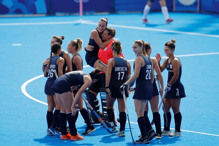 LAS LEONAS GANARON Y QUEDARON A UN PASO DE LOS CUARTOS DE FINAL DE LOS JUEGOS OLÍMPICOS