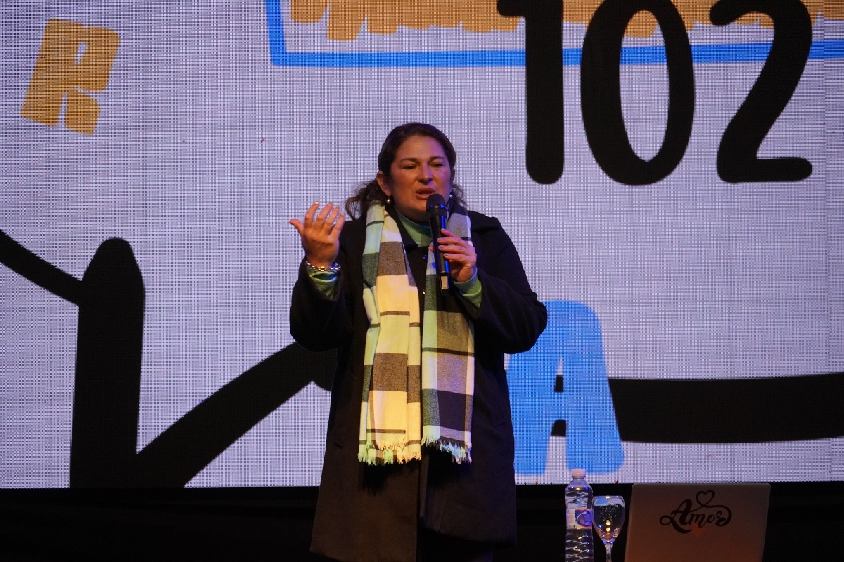   SYLVINA RAMÍREZ PROMUEVE LA LÍNEA 102 EN LA FERIA DEL LIBRO GOYA  