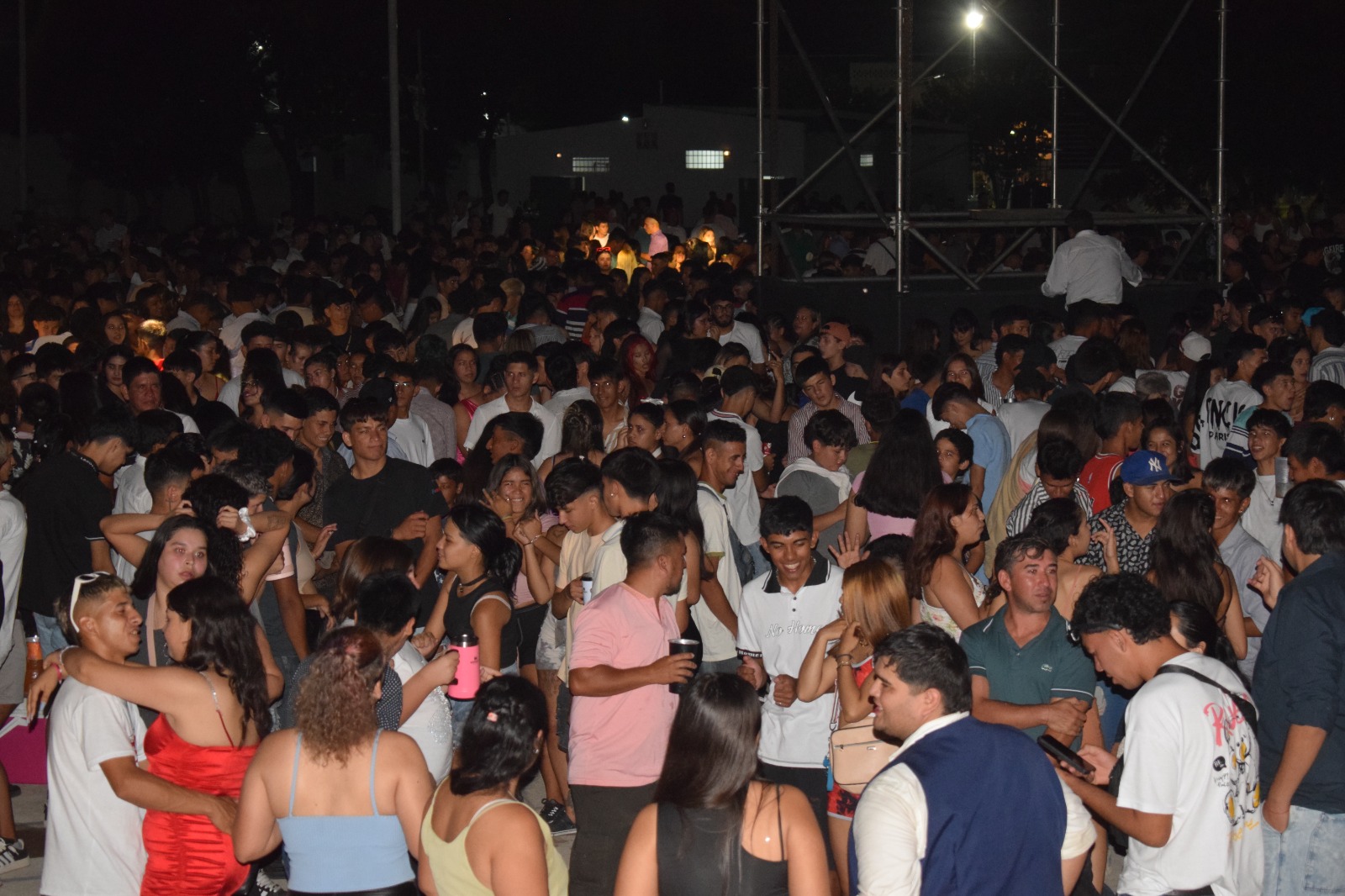 UNA MULTITUD RECIBIÓ EL NUEVO AÑO EN EL MULTIESPACIO FERIAL COSTA SURUBÍ
