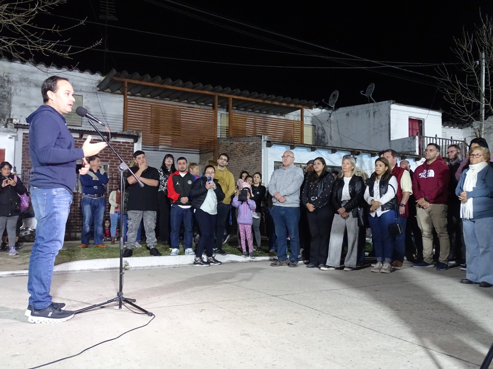 Programa “Mita y Mita” : EL INTENDENTE MARIANO HORMAECHEA JUNTO A VECINOS DE BARRIO PREFECTURA INAUGURAN NUEVA CUADRA DE PAVIMENTO