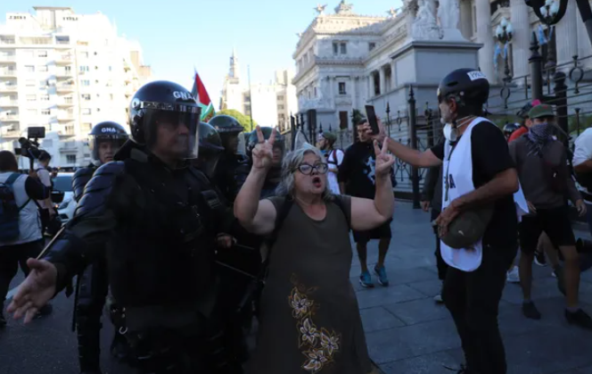 Megaoperativo de seguridad y represión contra los jubilados: hubo dos heridos en el Congreso