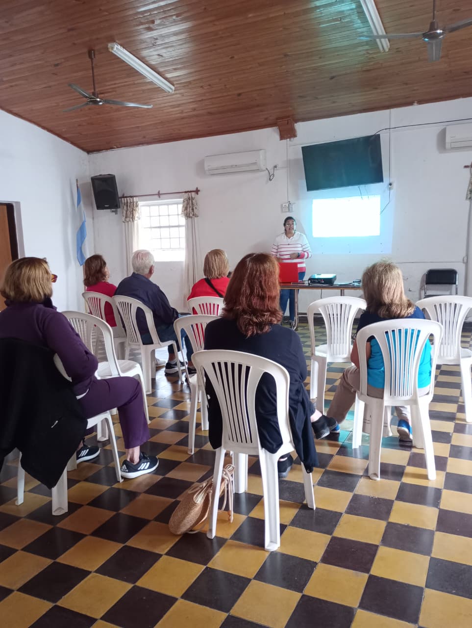 Inclusión digital para adultos mayores: Programa Mayor Conectividad