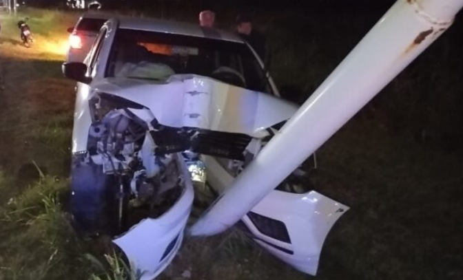 Siniestro vial: chocó contra una columna de alumbrado y lo rescataron los bomberos