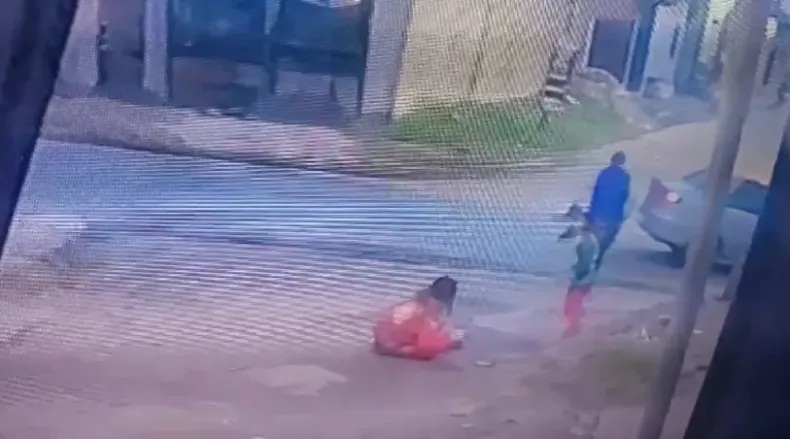  LA DESGARRADORA REACCIÓN DE UNA NENA AL VER CÓMO UN LADRÓN EMPUJÓ Y ARRASTRÓ A SU MAMÁ