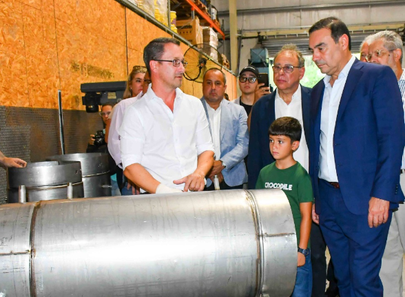 Valdés destacó el crecimiento de una industria correntina que fabricará termotanques solares y proveerá a las casas de Invico