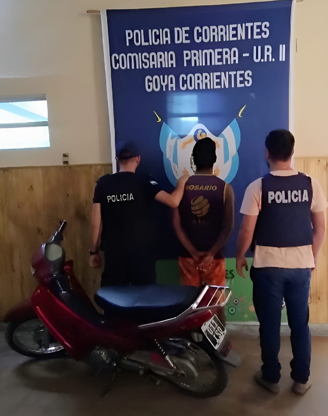 POLICIA RECUPERA MOTOCICLETA SUSTRAÍDA