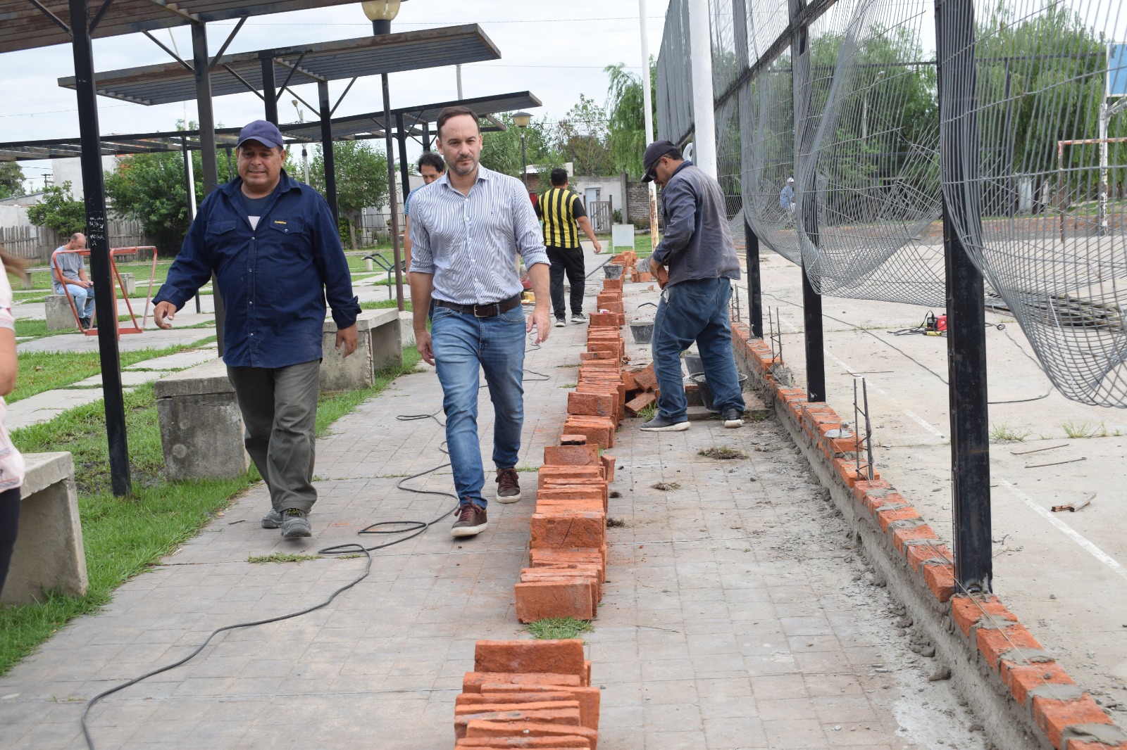 Recorrida del intendente Hormaechea: OBRAS DE RESTAURACIÓN EN EL POLIDEPORTIVO DEL BARRIO SARMIENTO