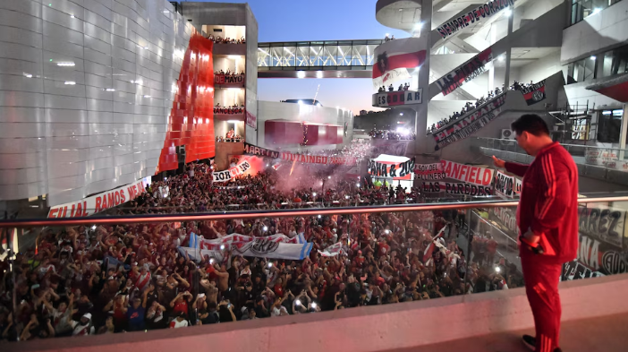 Impactante banderazo de los hinchas de River antes de la revancha con Atlético Mineiro