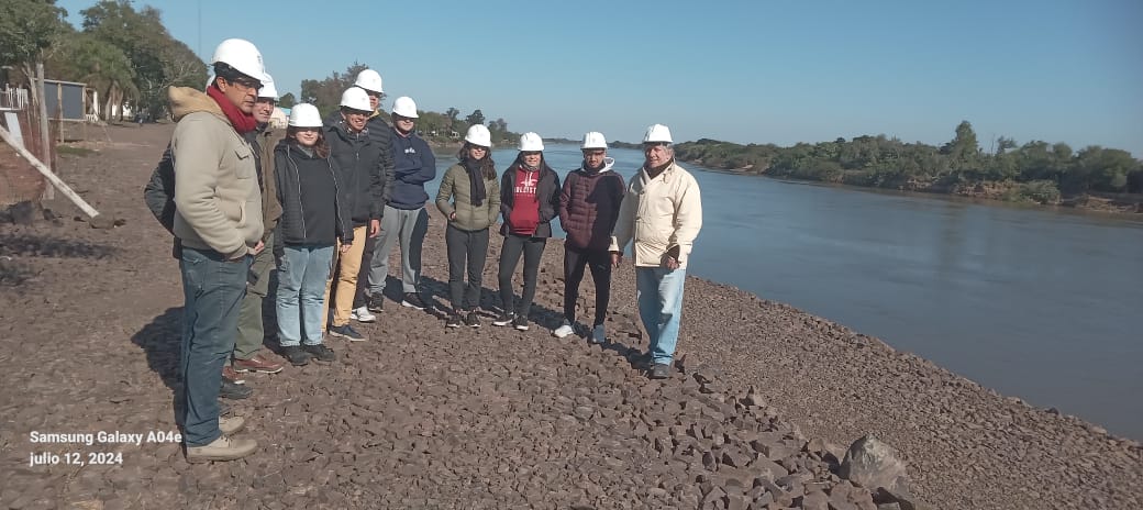 ESTUDIANTES DE INGENIERÍA DE LA UNNE VISITAN OBRAS DE LA COSTANERA Y ESTACIÓN DE BOMBEO EN GOYA