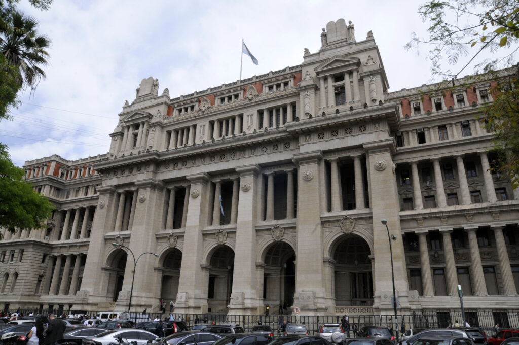 EL GOBIERNO DESPIDIÓ A 14.000 ESTATALES, SE NIEGA A PAGARLES INDEMNIZACIÓN Y SE PREVÉN JUICIOS MILLONARIOS POR FRAUDE LABORAL