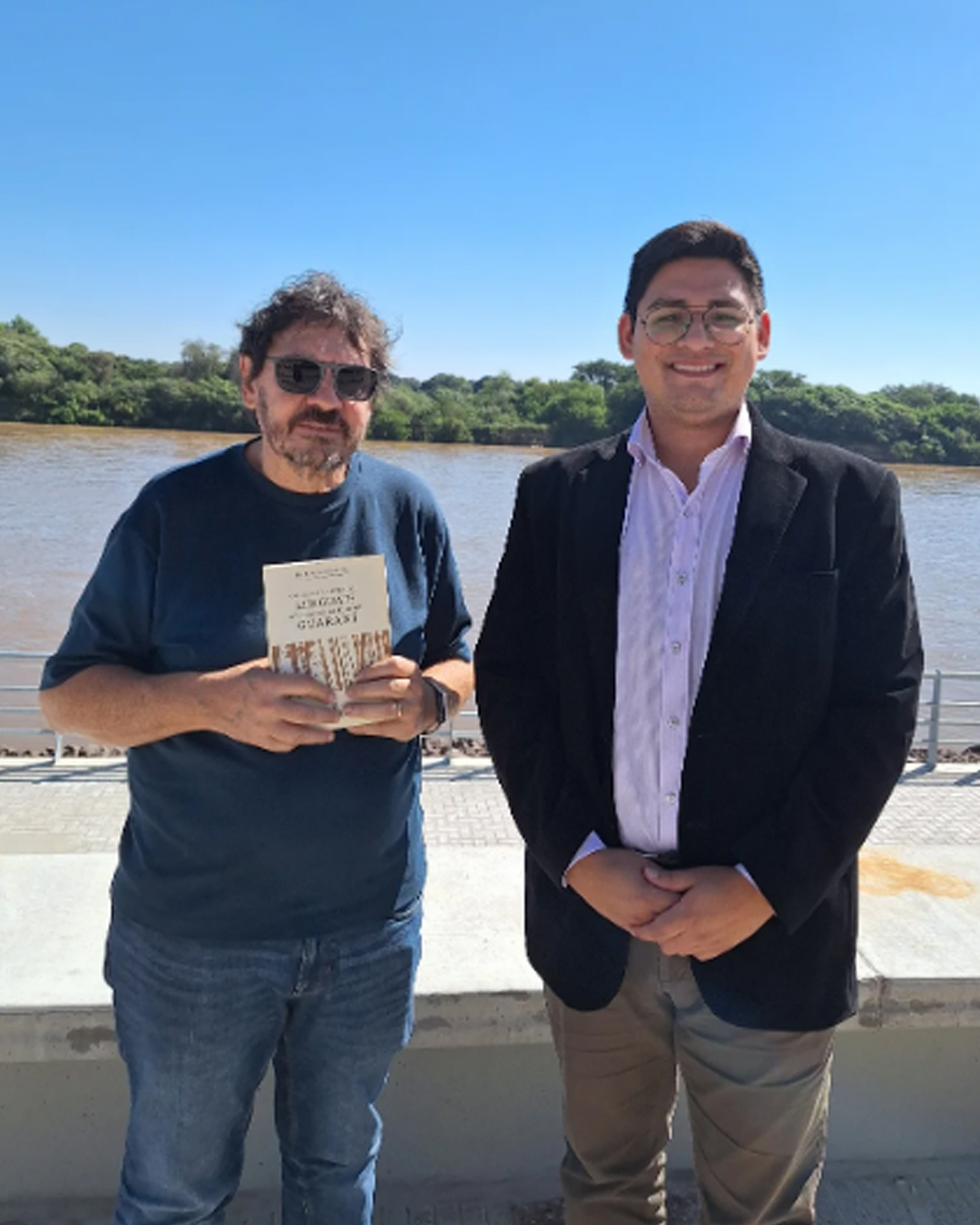 HISTORIADOR PIGNA RECIBE LIBRO EMBLEMÁTICO DEL IDIOMA GUARANI EN MANOS DEL CONCEJAL EMANUEL BLANCO