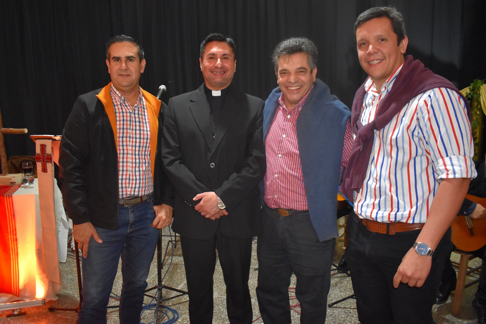  EL PADRE ARIEL GIMÉNEZ PRESENTÓ SU  LIBRO:  “LA CRUZ GIL”