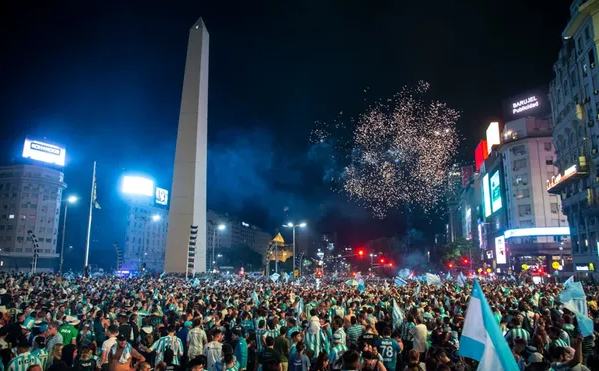 Racing campeón: los hinchas copan el Obelisco tras la conquista de la Copa Sudamericana