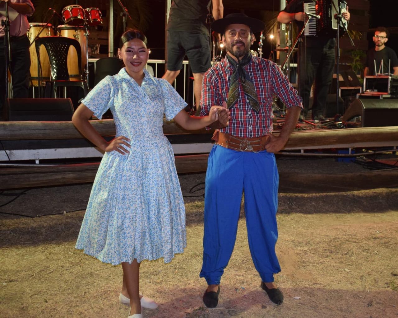 PAREJA DE BAILARINES GOYANOS EN LA APERTURA DE LA FIESTA DEL CHAMAMÉ