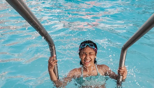 Recomiendan extremar los cuidados con los niños en las piletas