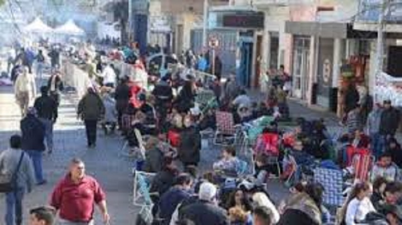 UNA MULTITUD CONMEMORA SAN CAYETANO: EN BUENOS AIRES,  FILAS INTERMINABLES PIDEN POR PAN Y TRABAJO EN MEDIO DE UNA PROFUNDA CRISIS