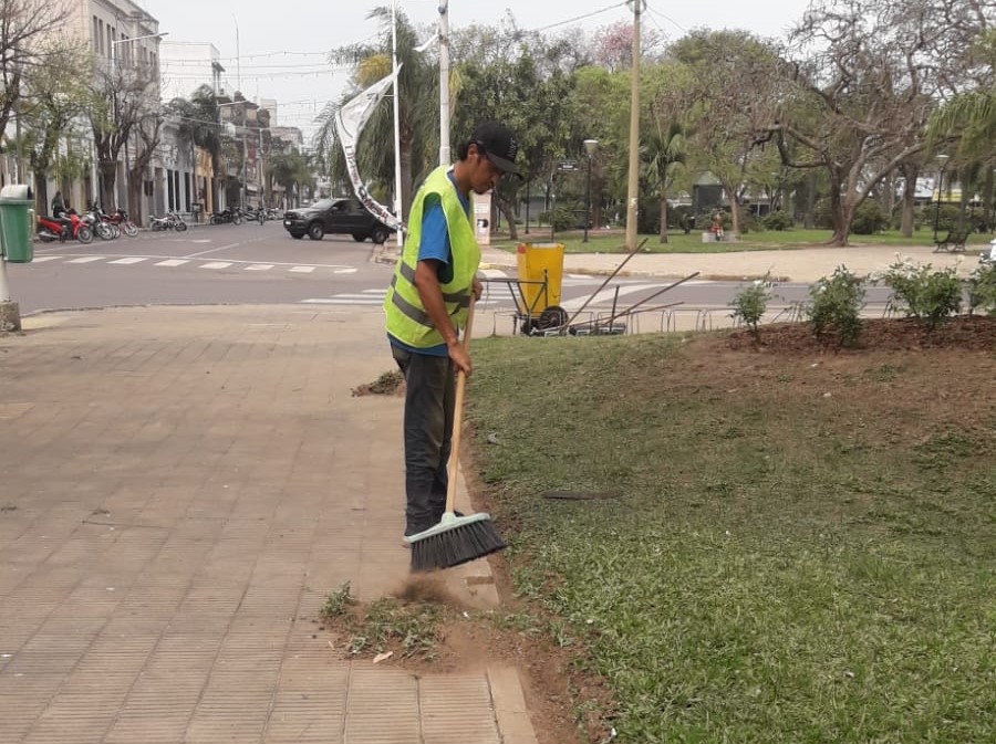 PERSONAL DE SERVICIOS PÚBLICOS ACONDICIONARON  ESPACIOS VERDES PARA LOS FESTEJOS DE LA VIRGEN DEL ROSARIO