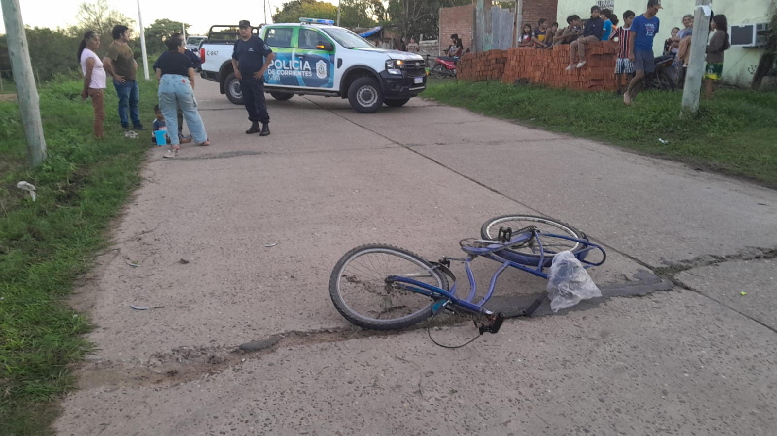 COLISIÓN ENTRE UN AUTO Y UNA BICICLETA: UN NIÑO ESTÁ INTERNADO